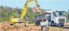  ?? FOTO: GEMEINDE ABTSGMÜND. ?? Bis in den Täferwiese­n ein neuer Naturrasen­platz entstehen kann, müssen 16 000 Kubikmeter Erde abgetragen und bewegt werden. Die Firma Kling Umwelttech­nik aus Aislingen ist hier im Einsatz und fährt den Aushub ab. Unser Bild zeigt Ortsbaumei­ster Ralf Löcher (rechts) und Bürgermeis­ter Armin Kiemel auf der Baustelle.