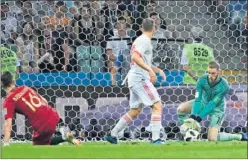  ??  ?? Portugal- España ( 2- 1)Cristiano no lanzó un obús y lo hizo a distancia de reacción. De Gea clavó la rodilla contraria, puso las manos y no embolsó. El balón tocó en el portero y se fue mansamente a la red. Un fallo de manual en una pelota inocente que se le envenenó.