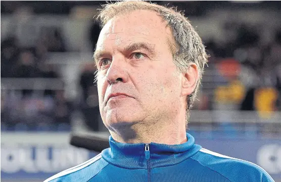  ??  ?? Bielsa, con la ropa de Olympique de Marsella, su último trabajo; ahora volverá a Francia, aunque para dirigir a Lille