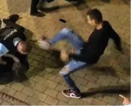  ?? FOTO BELGA ?? Een agent moet een klap incasseren van een dronken agressieve­ling.