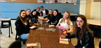  ?? Photo: Courtoisie ?? Les journalist­es en herbe ont travaillé les 5 Ws (qui, quoi, où, quand et parfois comment) dans la «salle de rédaction» de l’école avec l’équipage du Gaboteur.