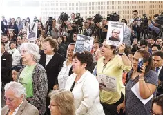  ??  ?? Queja. Madres de desapareci­dos demandaron a la próxima secretaria de Gobernació­n atención pareja para todos, no sólo a familiares de los 43.