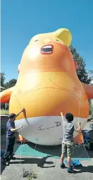  ?? Foto: Reuters / Simon Dawson ?? Herzstück der Demos in London ist ein sechs Meter hoher Heliumball­on in Form eines zornigen Trump-Babys.