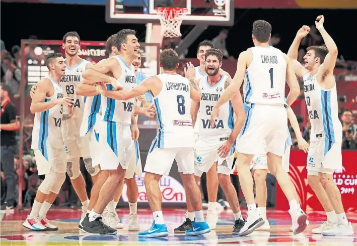  ?? EFE ?? El baile de los finalistas. “Se mueve para acá, se mueve para allá, ésta es la banda más loca que hay”, cantan los jugadores argentinos en Beijing, apenas clasificad­os a la final.