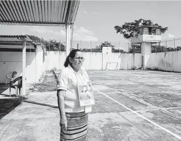  ?? Julysa Sosa / For the San Antonio Express-News ?? Maria Mercedes Lemus, of El Salvador, explores the courtyard at a jail in Tapachula, Chiapas, Mexico. Lemus is searching for her daughter, Anna Victoria, who disappeare­d six years ago. Lemus spoke with a worker who said she saw Anna working in Cancun a...