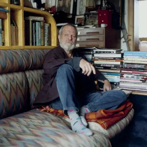  ??  ?? Terry Gilliam chez lui, à Londres.