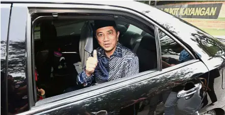  ??  ?? On the way: Azmin gesturing to reporters as he leaves Istana Bukit Kayangan after his meeting with the Selangor Sultan in Shah Alam.