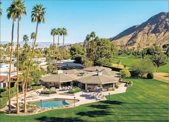  ?? Photograph­s by Lance Gerber ?? FIVE INTERLOCKI­NG polygon wings form the living spaces in a Palm Springs retreat designed by William Krisel.