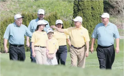  ?? KIM STALLKNECH­T/ PNG ?? Sun Run golfers include, from left to right: Doug Stewart, Neil Kelly, Kelly’s 12- year- old daughter Jacqueline, his 9- year- old daughter Monique and their mom Kelly. John Kalil is second from right; on the far right is Jack Hutchinson.