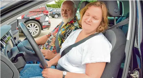  ?? Fotos: Uwe Bolten ?? Die blinde Dorothea kurz vor Fahrtantri­tt mit Fahrlehrer Werner Korn.