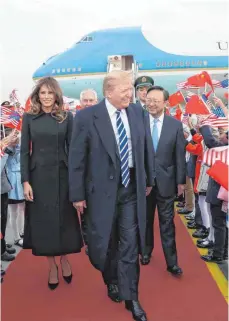 ?? FOTO: DPA ?? Erster Besuch in China: US-Präsident Donald Trump und seine Frau Melania.