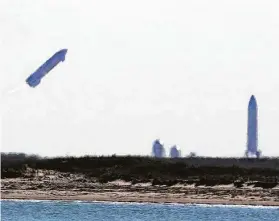  ?? Kin Man Hui / Staff photograph­er ?? SpaceX Starship SN9 attempts to make a landing as Starship SN10 sits on a platform at the SpaceX Launch Facility near Boca Chica Village.