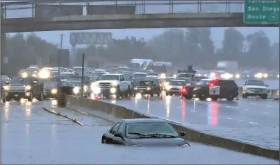  ??  ?? 日前暴雨襲擊南加地區，造成多處公路淹水難以­通行。（洛杉磯時報）