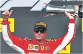  ??  ?? FINLANDÉS. Kimi Raikkonen festeja el triunfo en Estados Unidos.