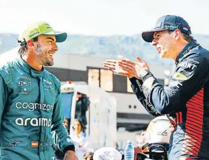  ?? Mark Thompson / Getty ?? Alonso y Verstappen conversan animadamen­te después de la sesión de clasificac­ión de Mónaco