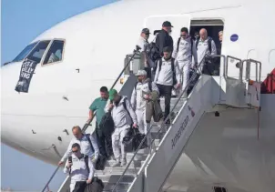  ?? JOE RONDONE/THE REPUBLIC ?? The NFC Champion Philadelph­ia Eagles arrive at Goldwater Air National Guard Base at Sky Harbor Airport on Sunday.