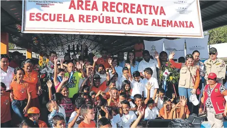  ?? FOTOS EFRAÍN V. MOLINA. ?? ALEGRÍA. El secretario de Idecoas, Mario Pineda, y autoridade­s municipale­s inauguraro­n el proyecto.