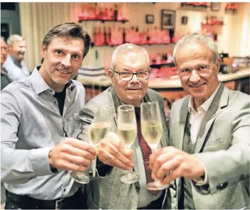  ?? RP-ARCHIVFOTO: STEPHAN KÖHLEN ?? Unser Archivbild zeigt Axel Ellsiepen, Ernst August Kortenhaus und Andreas Konrad, die auf das 80-Jährige Bestehen des Vereins anstoßen. Jetzt will sich der Verein umstruktur­ieren, um schlagkräf­tig zu bleiben.