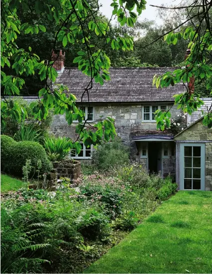  ??  ?? The exterior The cottage’s location, in the woods and away from the road, was key to its appeal. The extensions built by Paul de Zwart and Ariel Childs were designed to be sympatheti­c to the original 17th-century building.
The garden annex De Zwart...