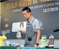  ?? Oficina Comercial de Ecuador en Guangdong ?? Un reconocido barista de Macao muestra las bondades del café ecuatorian­o.