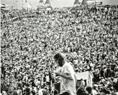 ?? Foto: UPI/dpa ?? Treffpunkt Hunderttau­sender junger Menschen: Das Festival in Woodstock, das vor 50 Jahren stattfand.