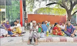  ?? ANUSHREE FADNAVIS/HT PHOTO ?? Patients wait at AIIMS during the strike on Saturday. The strike was called off in the evening. ■