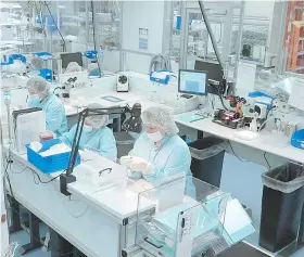  ??  ?? Medtronic tiene sobre 90,000 pies cuadrados de manufactur­a en la Isla, desde donde confeccion­an dispositiv­os médicos para el mundo. Abajo, una de las válvulas cardiacas que elaboran y la bomba de insulina.