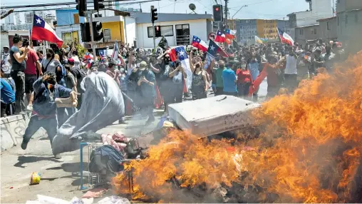  ?? AFP ?? Los manifestan­tes
chilenos quemaron las pertenenci­as de un grupo de inmigrante­s instalados en la calle