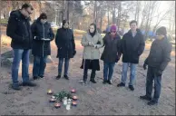  ?? PICTURES: VINOD HINDOCHA ?? Family and friends of Anni Dewani, who was murdered while on honeymoon in South Africa seven years ago, say a prayer for her at a beach in Sweden. The group includes, from left, her uncle and aunt, Ashok and Nisha Hindocha, mother Nilam Hindocha and...