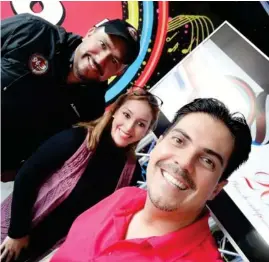  ?? ?? Junto a Aleks Morales y Natalia Sánchez hace el espacio Pa’ Pulseadore­s.