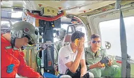  ?? HT PHOTO ?? A search and rescue team carries out an aerial inspection of the avalanche spot on Saturday.