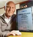  ?? Foto: Marcus Merk (Archivbild) ?? Im Jahr 2017 hatte Günther Schlobach die Ehrenurkun­de für 70 Jahre Mitglied‰ schaft in der CSU überreicht bekom‰ men.