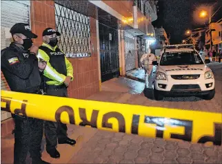  ?? GUSTAVO GUAMÁN / EXPRESO ?? Procedimie­nto. Policías cercaron la escena y levantaron indicios en la vivienda donde ocurrió el hecho.