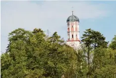  ??  ?? Hoch auf dem Michelsber­g ist die Michaelski­rche zu sehen. Gerade noch spitzelt die Turmspitze hervor.