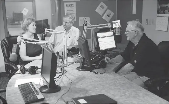  ?? QC PHOTO BY TROY FLEECE ?? Sarah Mills (left), Murray Wood and Alex Docking talk with each other in the CJME broadcast booth in Regina.