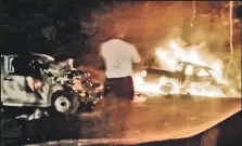  ??  ?? En el sitio del accidente quedaron los dos vehículos, uno envuelto en llamas y el otro chocado.