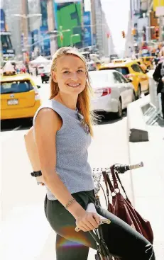  ?? FOTO: ROOS STALLINGA ?? Anna Luten (29) auf dem Times Square in New York.