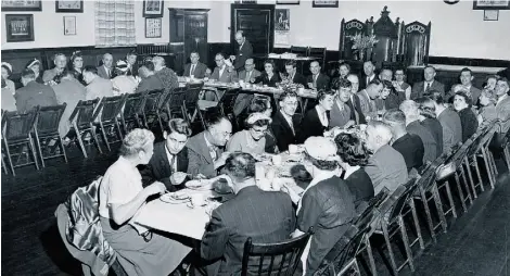  ?? SUPPLIED ?? A congregati­onal dinner celebrated the launch of the Unitarian Church of Edmonton in May 1954.