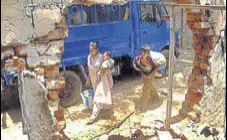  ?? AP FILE ?? Residents of Naroda Patia, a Mulsim neighbourh­ood, return to their locality after the riots in 2002.