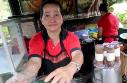  ?? Photo by Milo Brioso ?? PUTO BUMBONG. A famous Baguio restaurant offers puto bumbong, a favorite snack for church goers after the early morning mass held 10 days before Christmas.