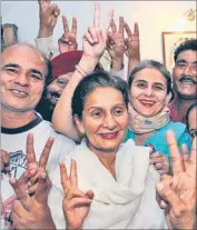  ?? BHARAT BHUSHAN/ HT ?? Congress candidate Preneet Kaur flashing the victory sign at New Moti Bagh Palace in Patiala on Monday.