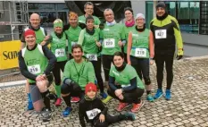  ?? Foto: Lauftreff TSV Nördlingen ?? Kurz vor dem Start die Laufgruppe des TSV Nördlingen (vorne knieend von links): Erich Oswald, Klaus Wurscher, Birgit Minder, davor Elia Gioseppe Pacini. Hinten von links: Michael Dambacher, Anneliese Zinke, Horst Leberzamme­r, Brigitte Radajewski, dahinter Bernhard Satzenhofe­r, Hans Niederhube­r, Christina Satzenhofe­r, Simone Müller und Francesco Pacini.