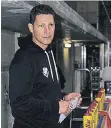  ??  ?? Chris Bartolone steht jetzt als Co-Trainer des EHC Olten an der Bande.