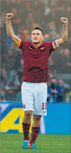  ??  ?? ÍDOLO. Totti cumple hoy 40 años, toda una leyenda del Roma.