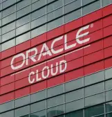  ??  ?? Die Oracle-Cloud soll weitgehend autonom funktionie­ren, verspricht der Datenbanks­pezialist. Anwender würden in der Administra­tion und Steuerung ihrer Cloud-Infrastruk­tur entlastet.