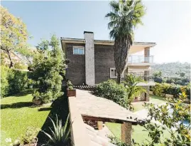  ??  ?? Esta casa, con jardín y piscina, cuenta con 675 m2 distribuid­os en tres plantas. Vale 1.350.000 €.
04 En Bellsoleig