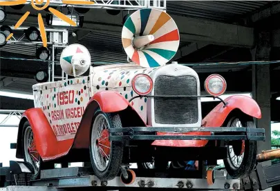  ?? ARQUIVO CORREIO ?? Em 1951 Dodô e Osmar experiment­aram a primeira Fobica, carro que deu início à história do trio elétrico