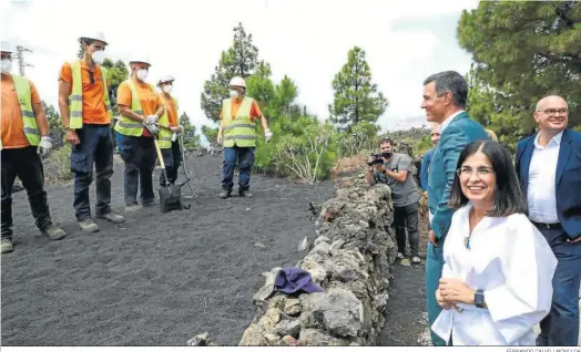  ?? FERNANDO CALVO / MONCLOA ?? Pedro Sánchez y la ministra de Sanidad, Carolina Darias, visitan ayer las obras de la carretera de la costa en la isla de La Palma.