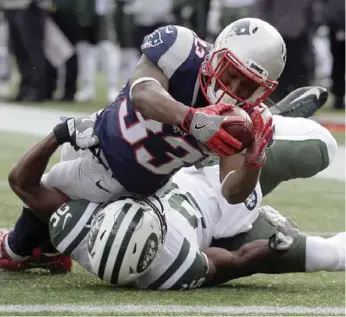  ?? STEVEN SENNE/THE ASSOCIATED PRESS ?? Patriots running back Dion Lewis dives over Jets safety Marcus Maye for a touchdown on Sunday.