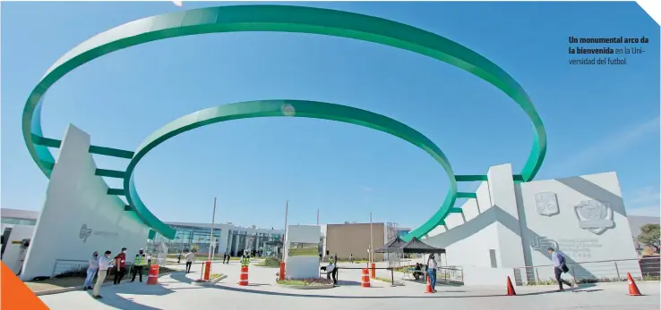  ?? FOTOS: FRANCISCO MEZA / EL SOL DE LEóN ?? Un monumental arco da la bienvenida en la Universida­d del futbol.